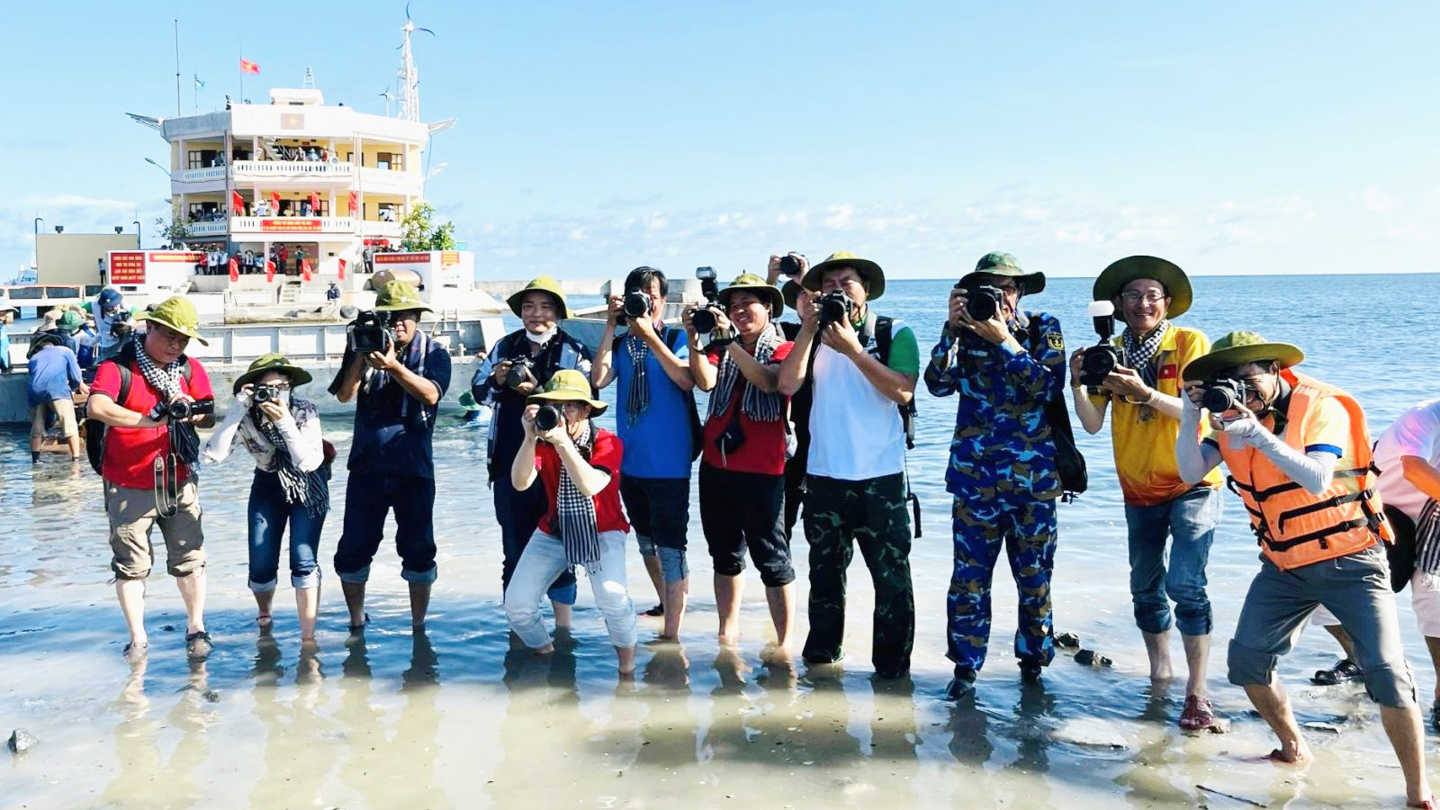 Các phóng viên báo chí tác nghiệp tại đảo Thuyền Chài B (huyện đảo Trường Sa, tỉnh Khánh Hòa). Ảnh: Baotintuc.vn