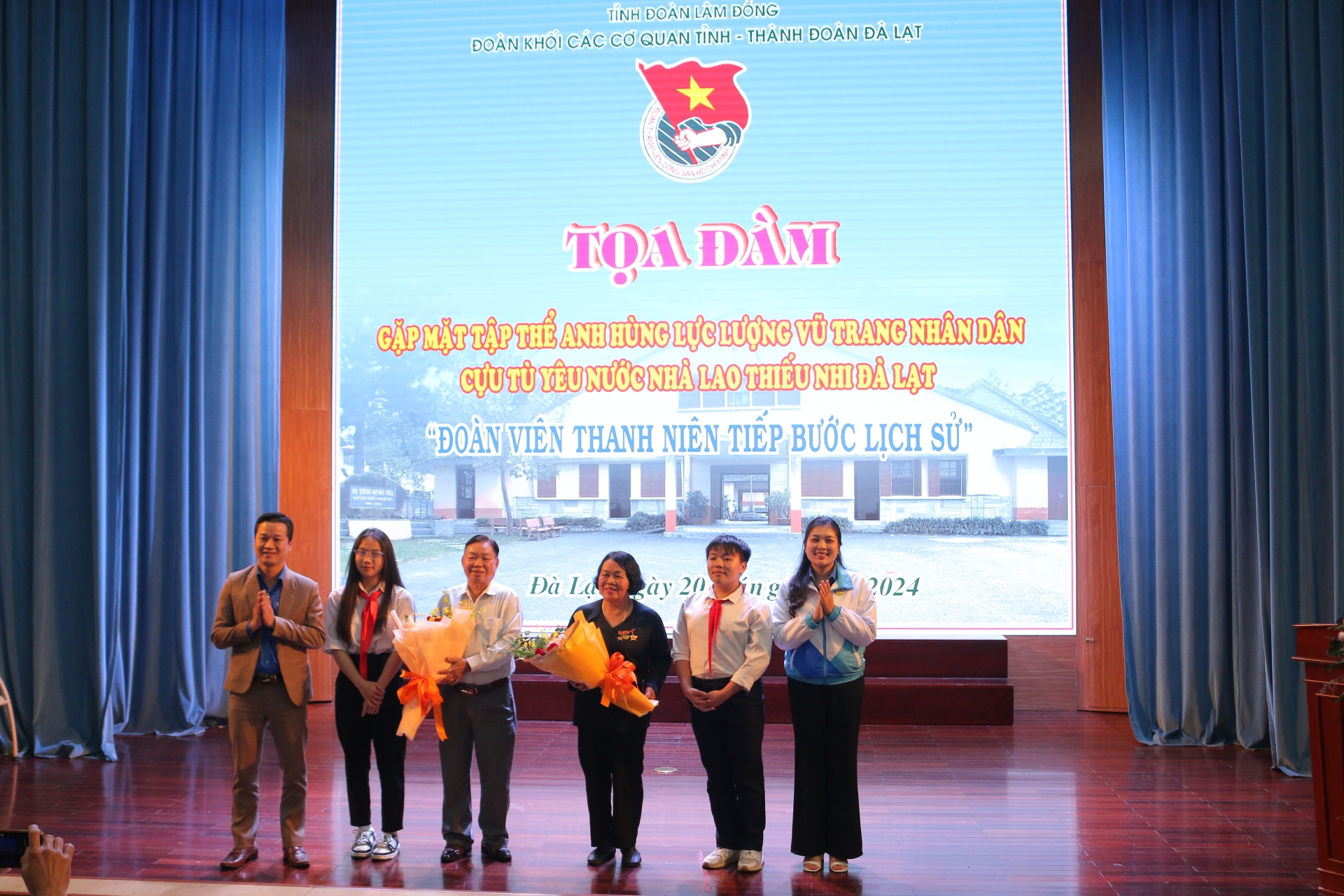 Đoàn viên thanh niên tặng hoa cho các cựu tù yêu nước Nhà lao thiếu nhi Đà Lạt