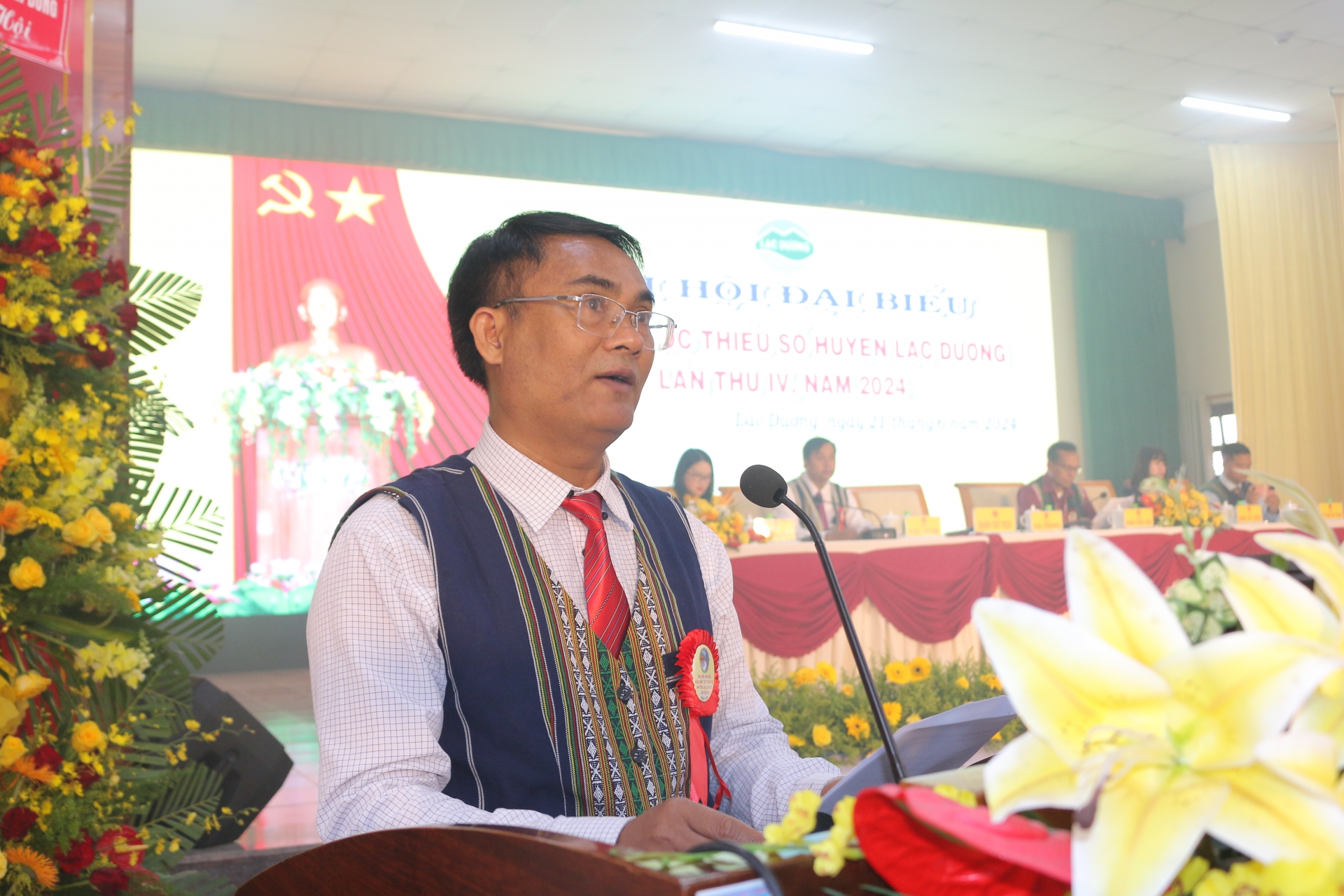 , đồng chí Ya Ti Ong - Phó Bí thư Huyện ủy Phát biểu khai mạc Đại hội, 