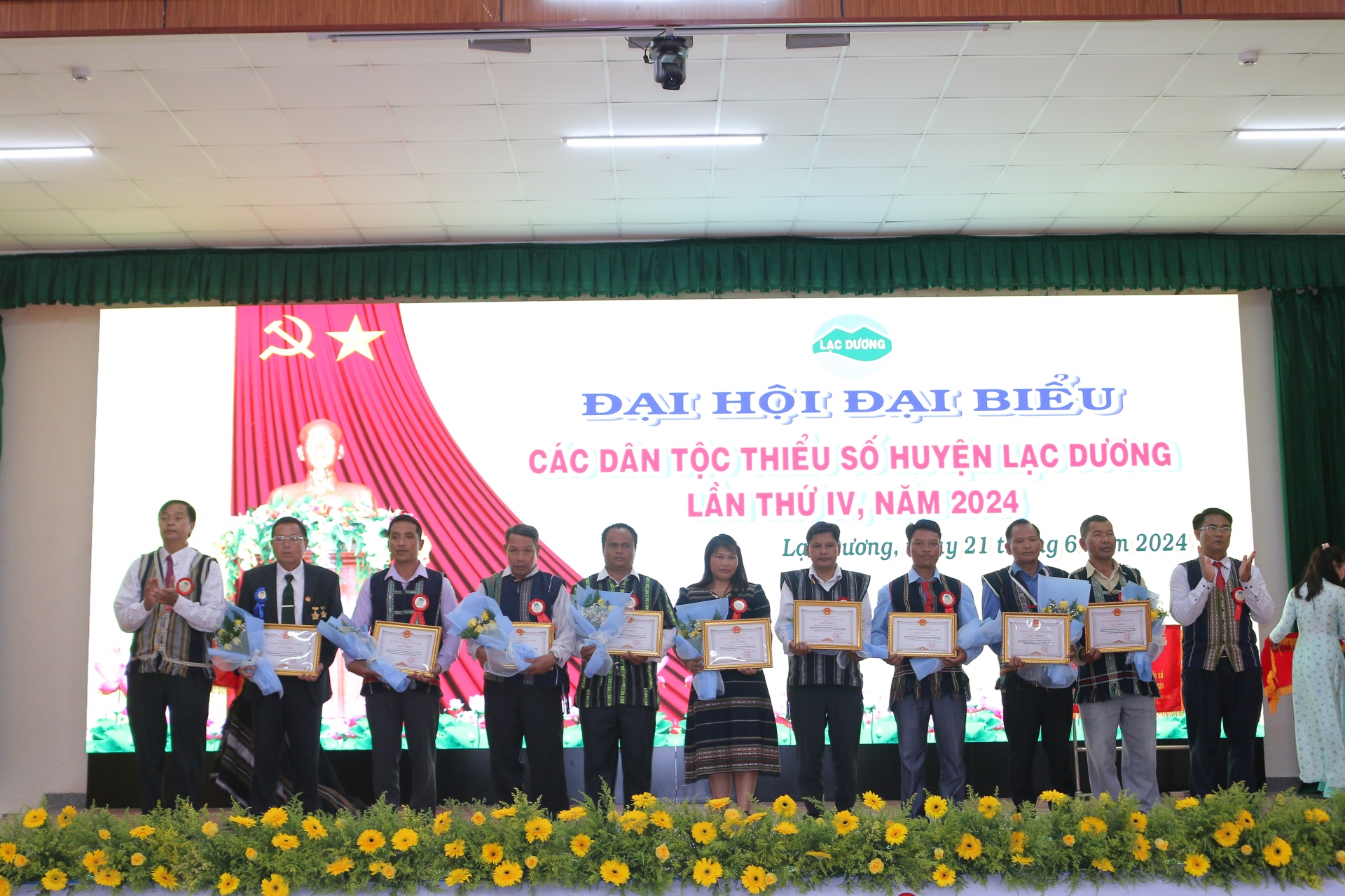 Phó Bí thư Thường trực Huyện ủy Ya Ti Ong và Phó Chủ tịch UBND huyện Cil Poh trao giấy khen của UBND huyện cho các tập thể