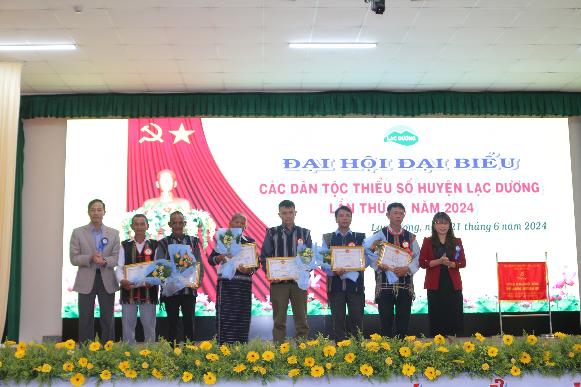 Chủ tịch Ủy ban MTTQ Việt Nam huyện Lạc Dương Bùi Văn Thụy và Trưởng ban Tuyên giáo Huyện ủy Nguyễn Thị Cẩm giang trao giấy jhen của UBND huyện cho các cámnha6n