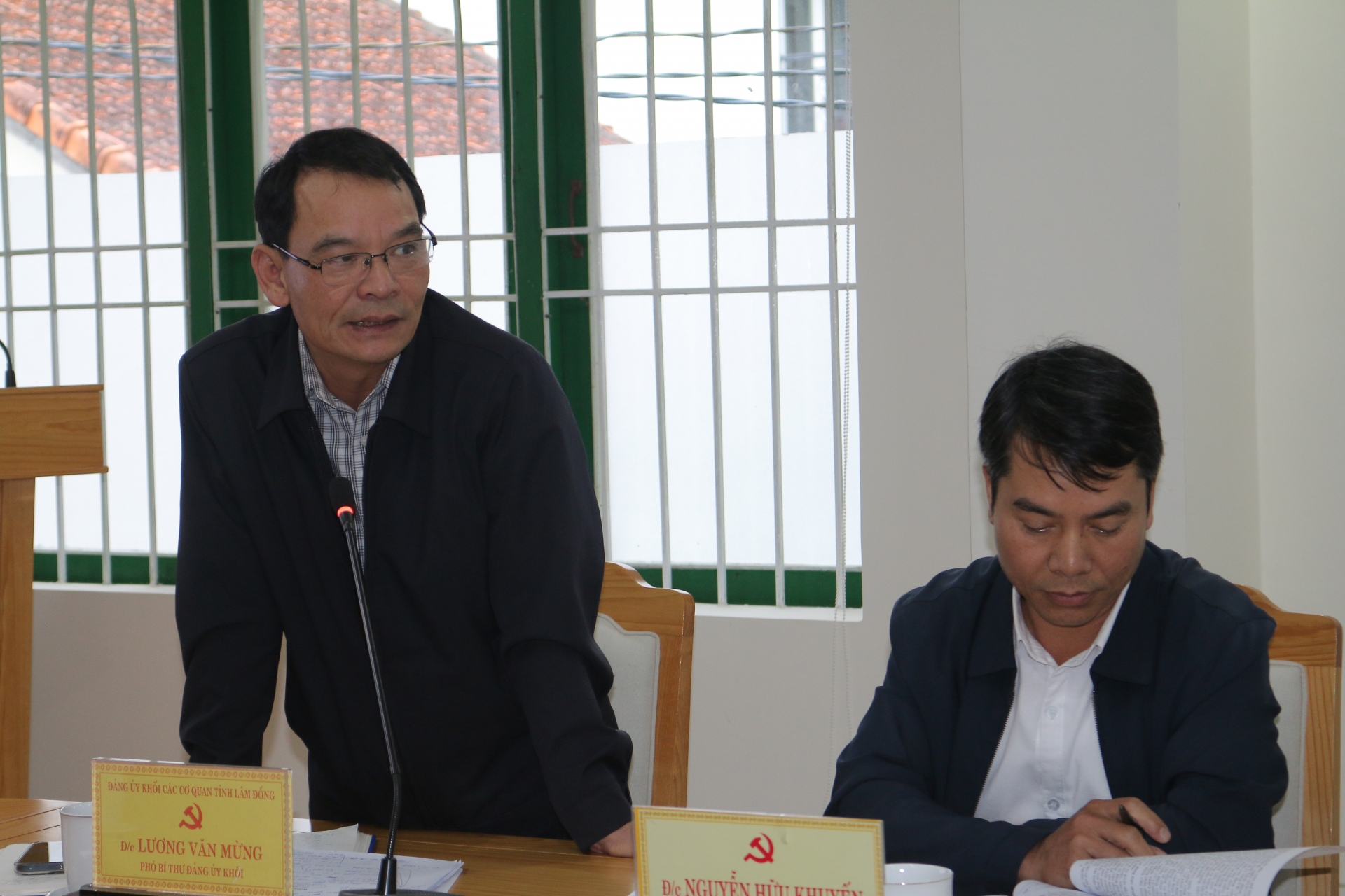 Phó Bí thư Đảng ủy Khối các cơ quan tỉnh Lương Văn Mừng trao đổi tại hội nghị