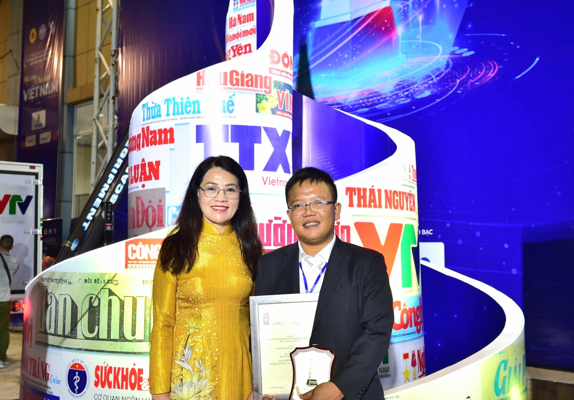 Nhà báo Hồ Thị Lan - Tổng Biên tập Báo Lâm Đồng cùng nhà Báo Khánh Phúc tại lễ trao giải giải Báo chí quốc gia năm 2023