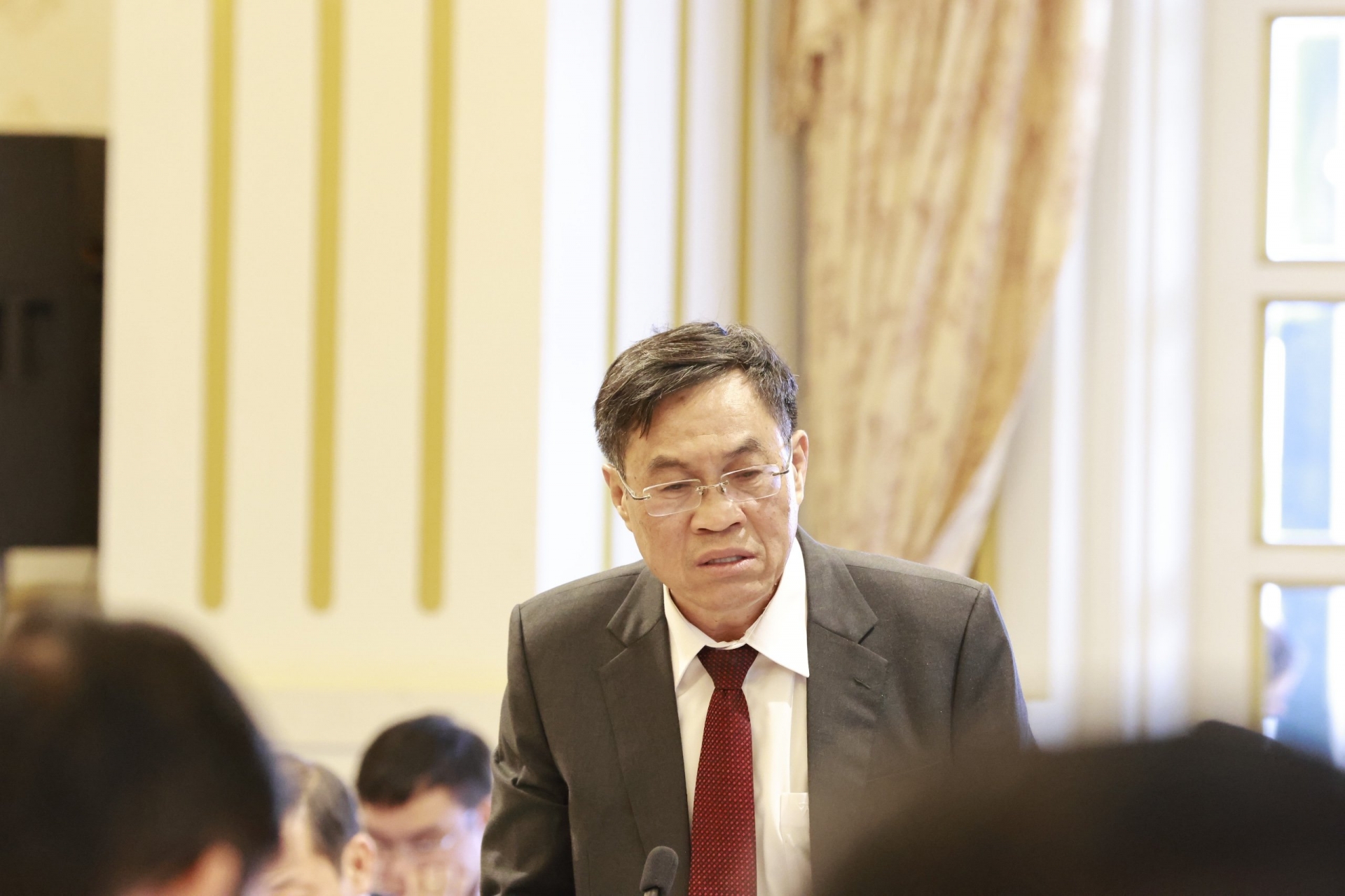 Phó Chủ tịch UBND tỉnh Lâm Đồng Võ Ngọc Hiệp báo cáo tại Hội nghị