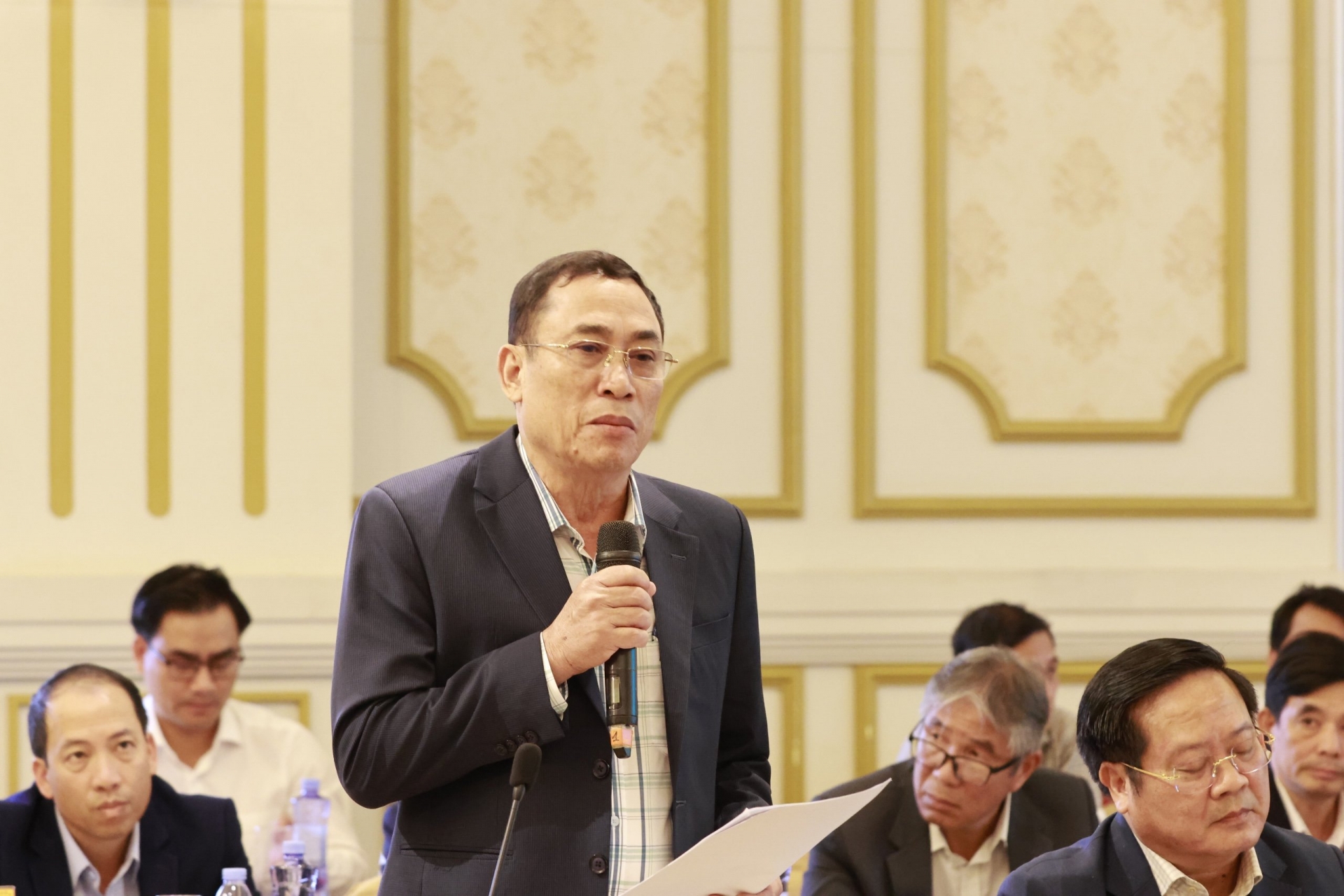 Phó Chủ tịch UBND tỉnh Đắk Lắk Võ Văn Cảnh báo cáo tại Hội nghị