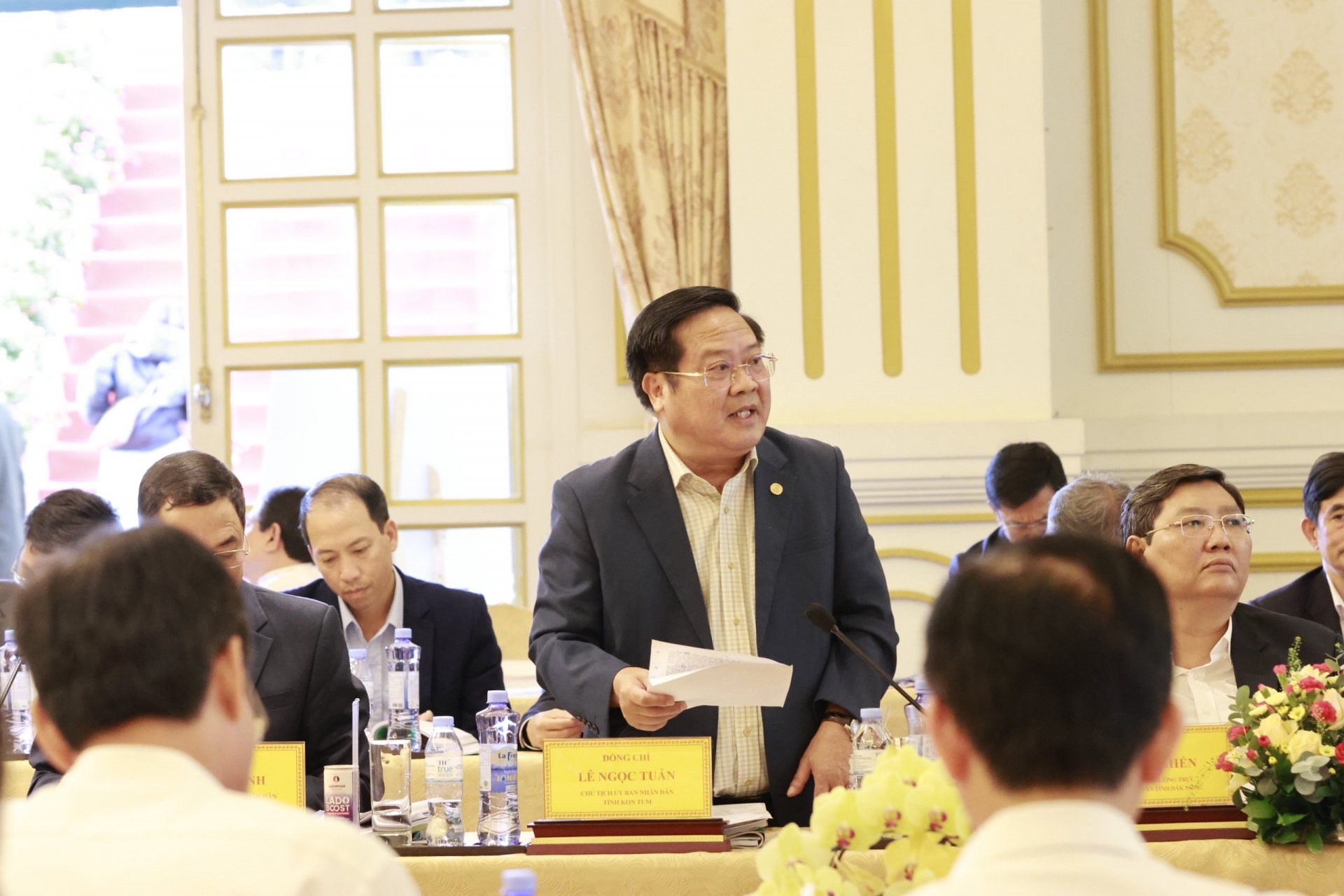 Chủ tịch UBND tỉnh Kon Tum Lê Ngọc Tuấn báo cáo tại Hội nghị