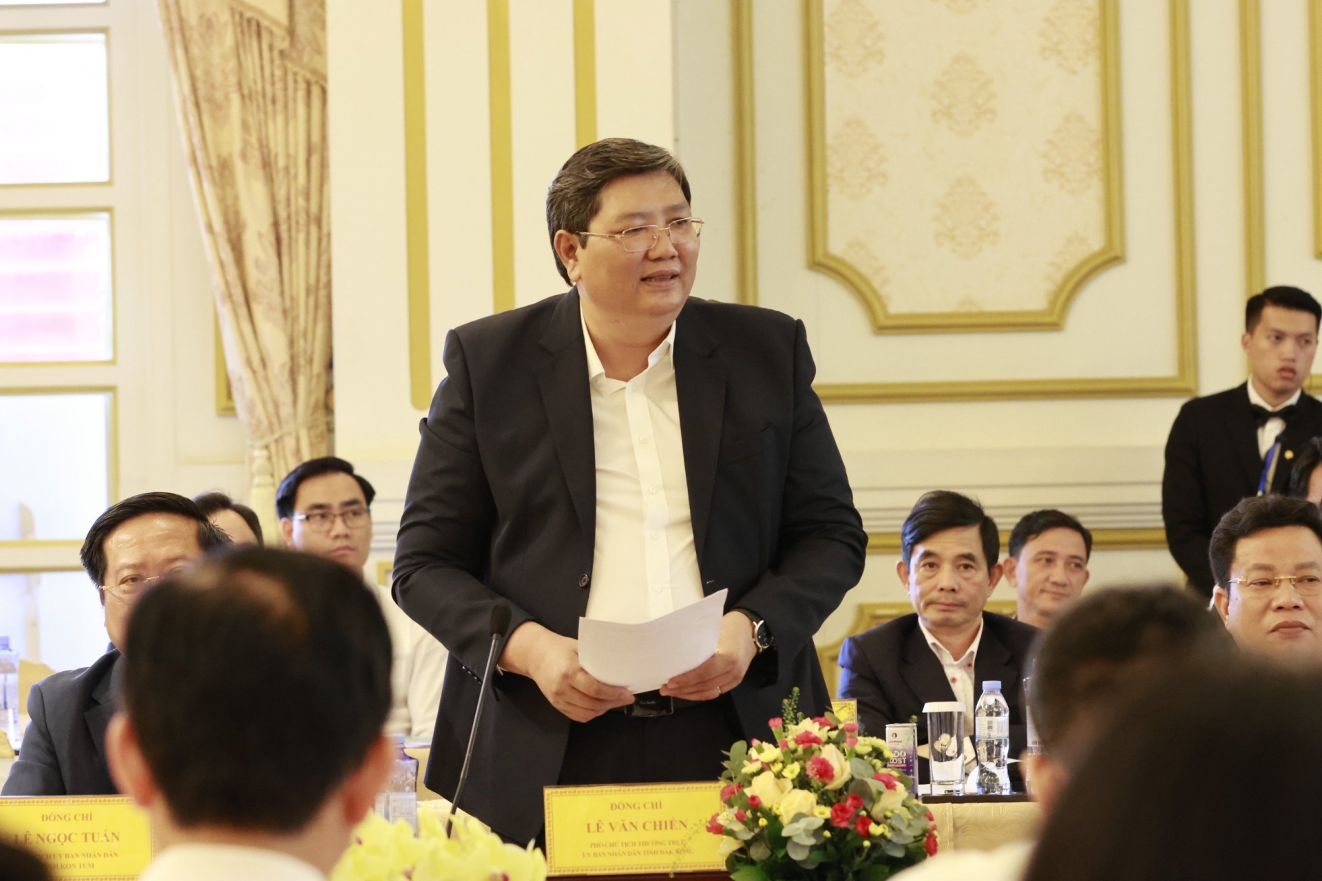 Phó Chủ tịch UBND tỉnh Đắk Nông Lê Văn Chiến báo cáo tại Hội nghị