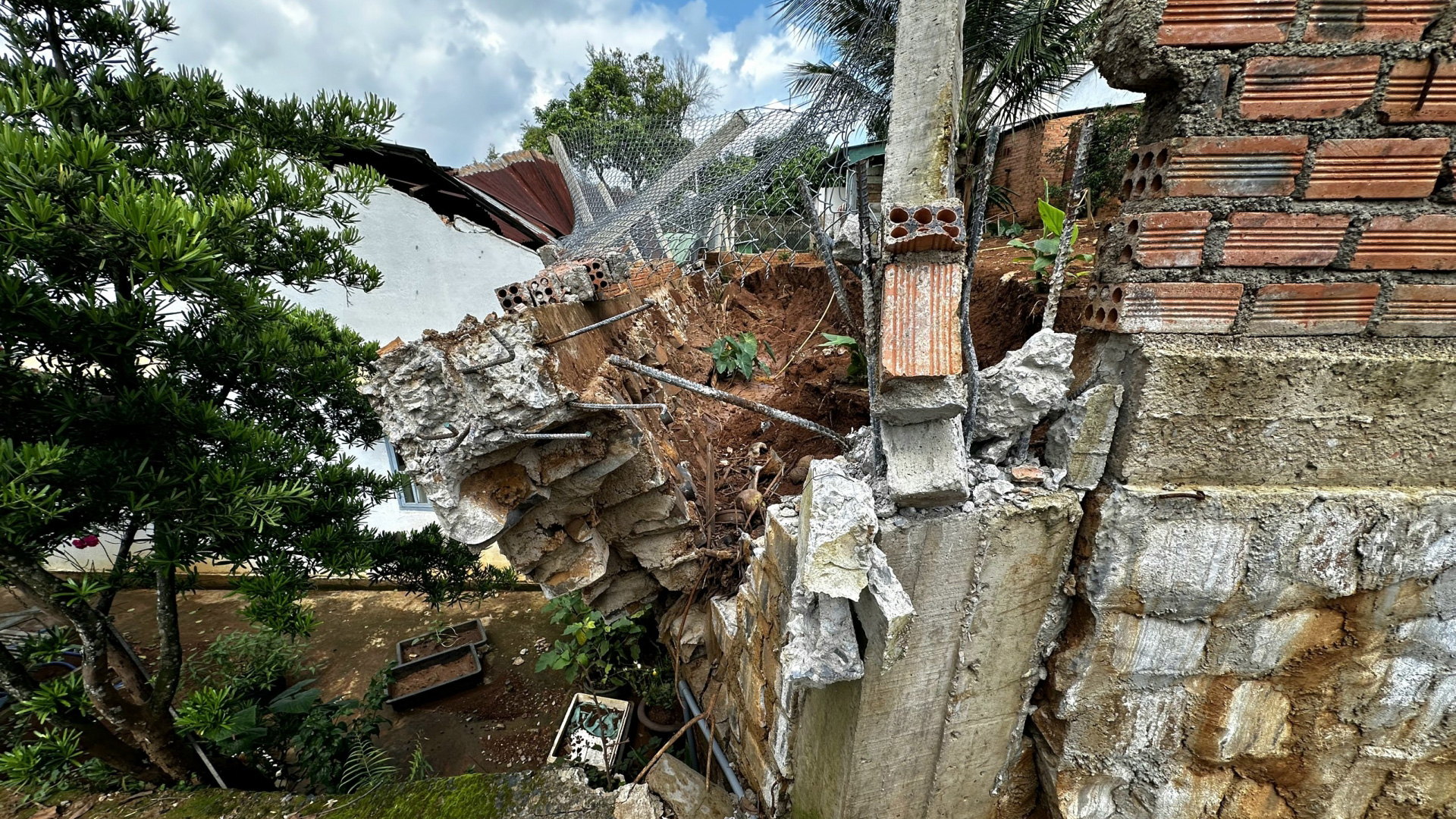 Di Linh: Sạt lở bờ ta luy sau mưa lớn, một căn nhà bị đè sập