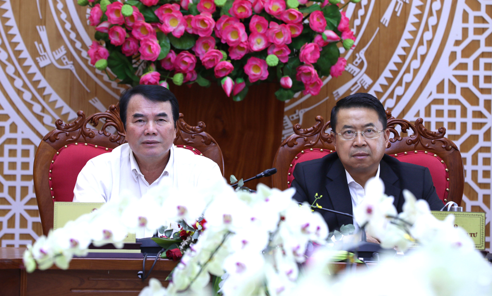 Đồng chí Phạm S - Phó Chủ tịch UBND tỉnh và đồng chí Tôn Thiện San - Giám đốc Sở Kế hoạch đầu tư tham dự phiên họp trực tuyến tại điểm cầu tỉnh Lâm Đồng. 