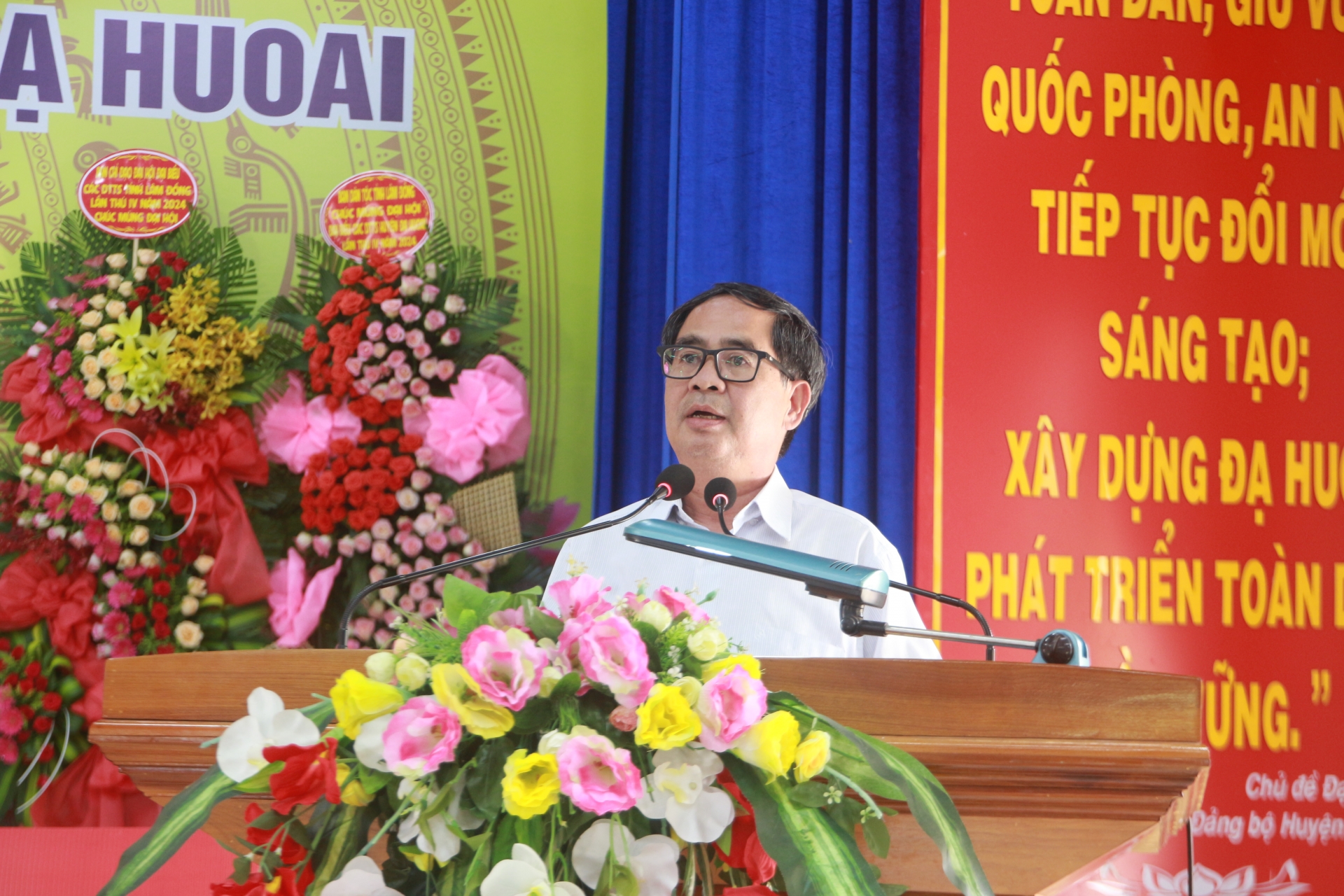 Đồng chí Nguyễn Đức Tài - Phó Ban Dân tộc tỉnh phát biểu chỉ đạo tại Đại hội