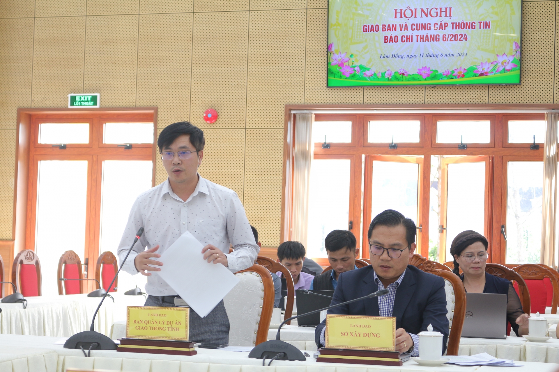 Đại diện lãnh đạo Ban Quản lý dự án giao thông tỉnh thông tin về dự án đường cao tốc Tân Phú – Bảo Lộc, Bảo Lộc – Liên Khương