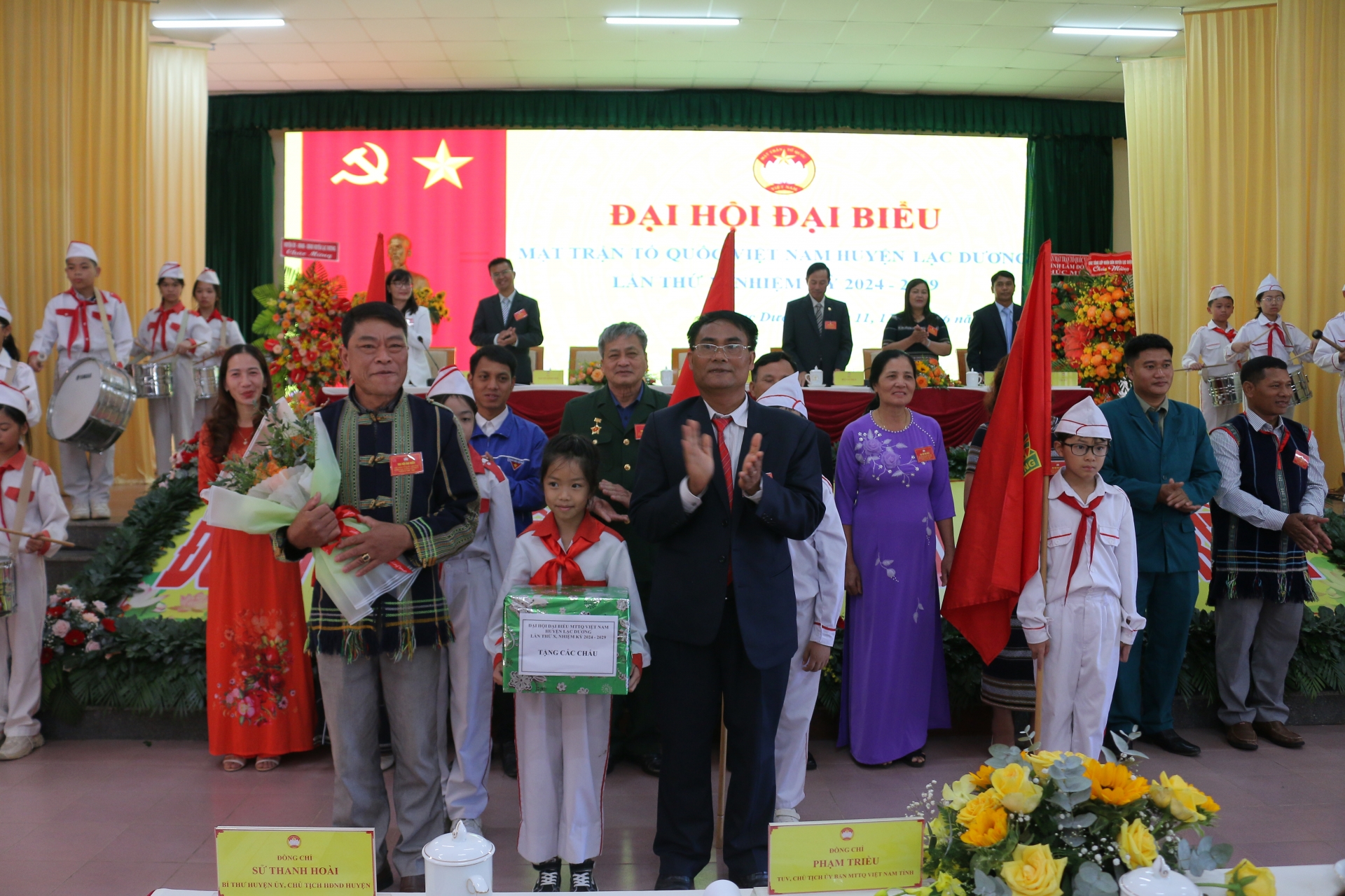 Đồng chí Ya Tiong - Phó Bí thư Thường trực Huyện ủy thay mặt Đoàn Chủ tịch tặng hoa và quà cho Đoàn đại biểu các tầng lớp nhân dân huyện Lạc Dương đến chúc mừng Đại hội. 