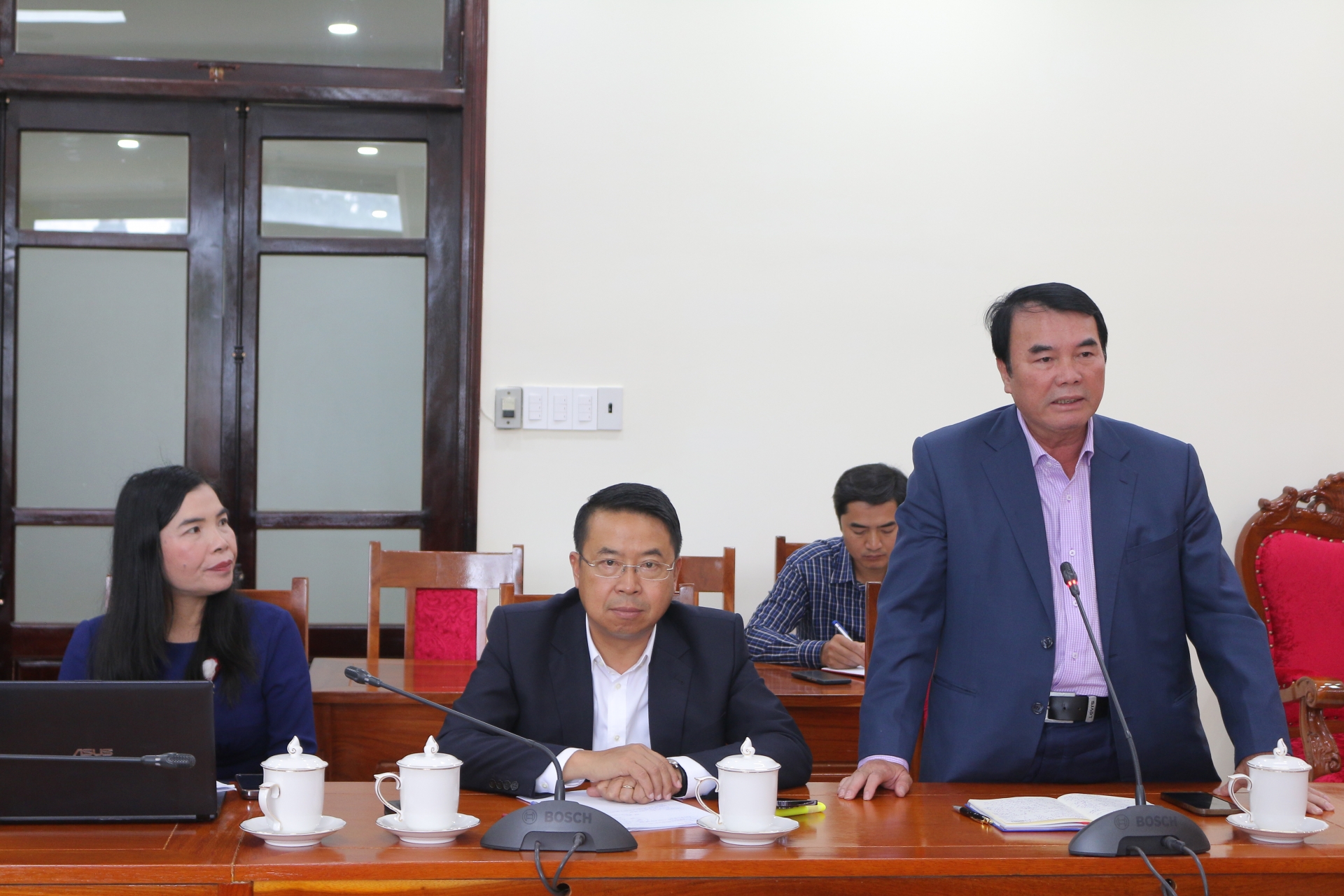 Phó Chủ tịch UBND tỉnh Lâm Đồng Phạm S trao đổi tại buổi làm việc