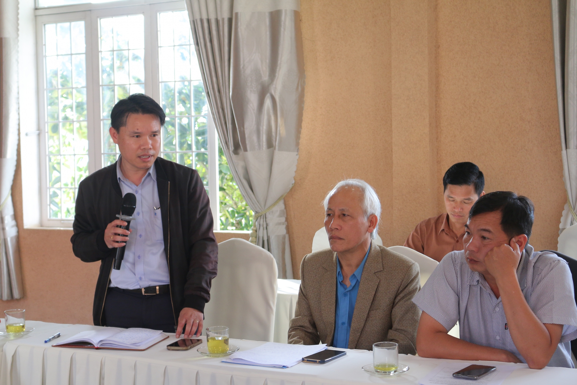 Phó Giám đốc Sở Thông tin và Truyền thông Vương Tôn Kiên trao đổi tại hội nghị