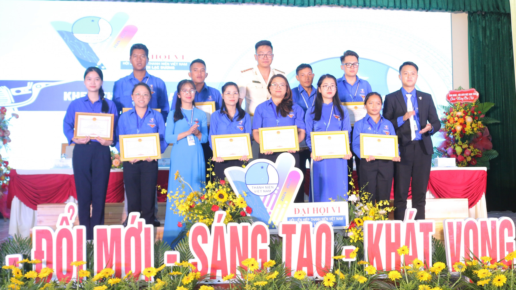Tặng giấy khen của Hội LHTN Việt Nam huyện Lạc Dương cho các tập thể và cá nhân