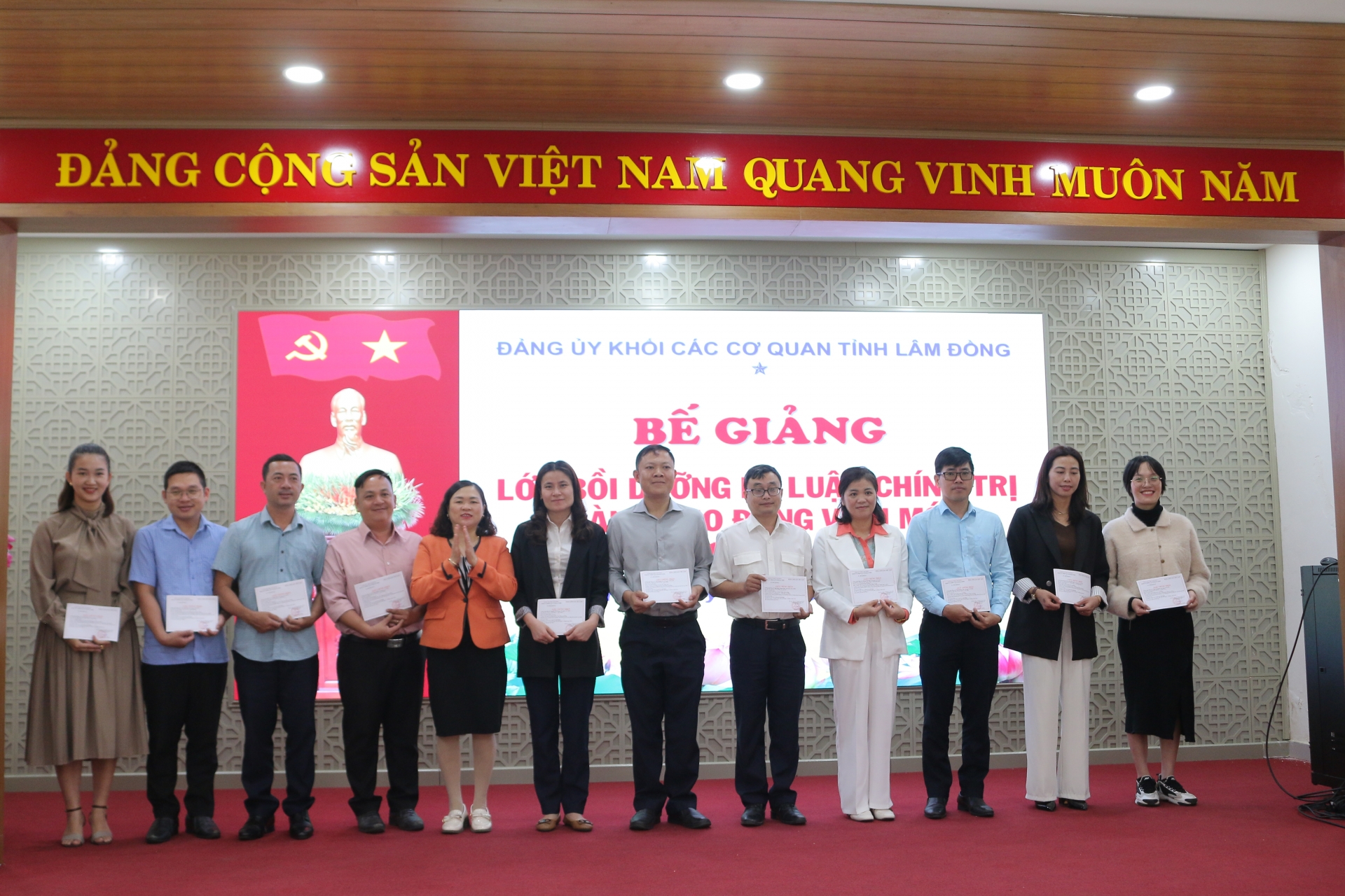 Đồng chí Nguyễn Thị Phương Thảo - Phó Bí thư Thường trực Đảng ủy Khối trao giấy chứng 