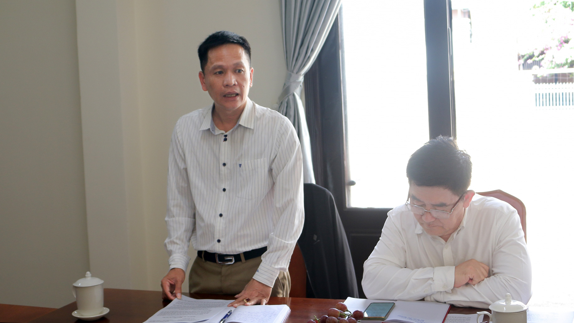 Đồng chí Nguyễn Hồng Hải - Phó Bí thư Chi bộ Báo Lâm Đồng báo cáo kết quả thực hiện nhiệm vụ 6 tháng đầu năm 2024