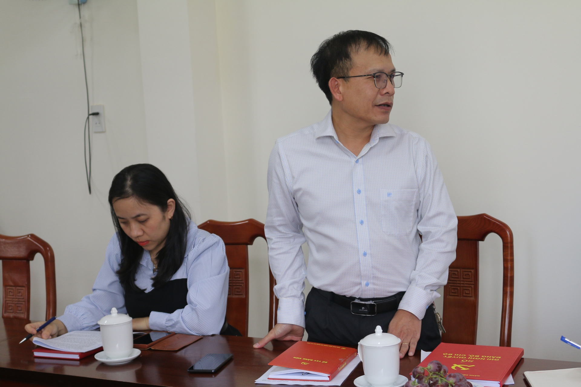 Đại diện lãnh đạo các phòng chuyên môn Báo Lâm Đồng trao đổi ý kiến tại buổi làm việc