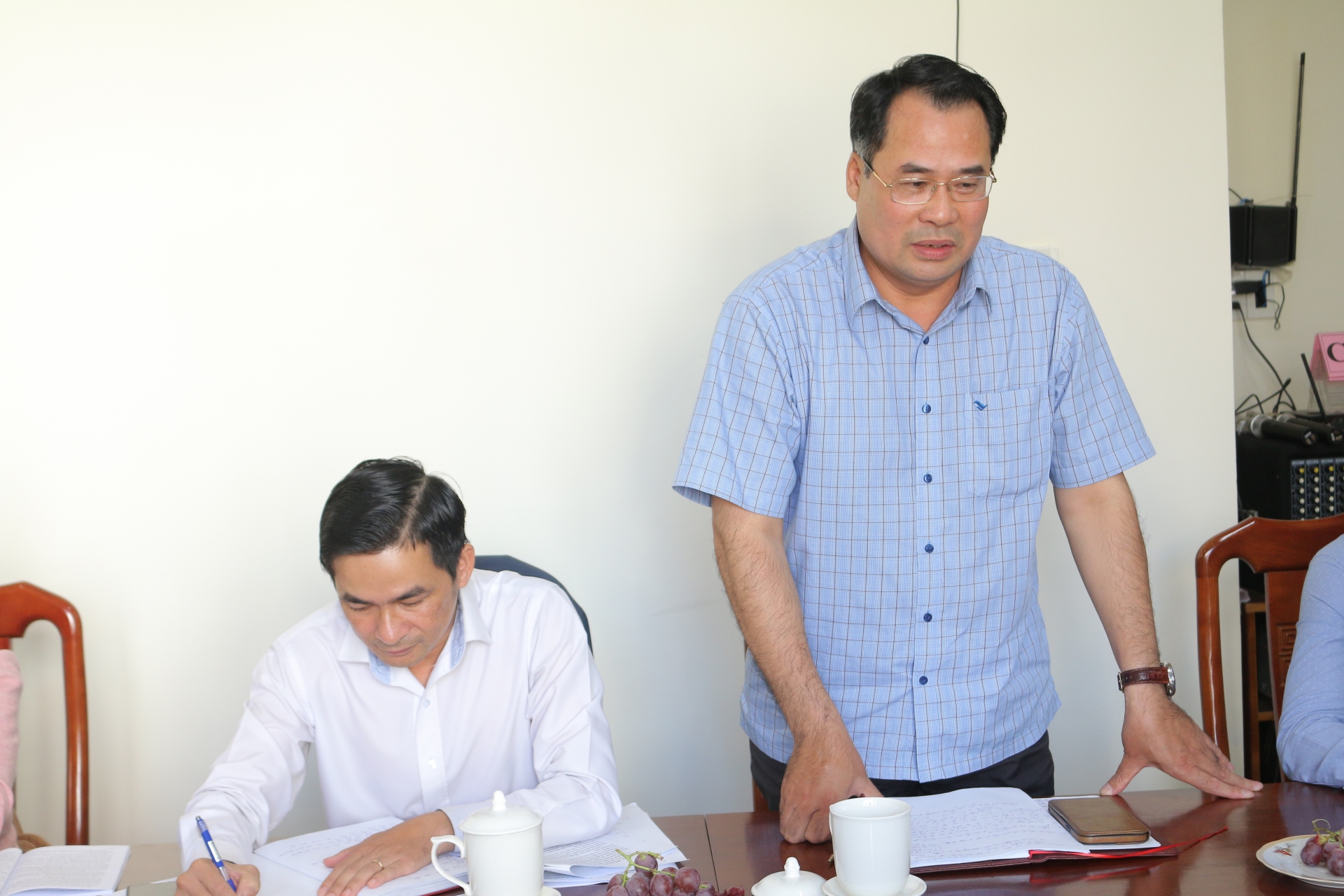Lãnh đạo Công đoàn Viên chức tỉnh Lâm Đồng trao đổi tại buổi làm việc