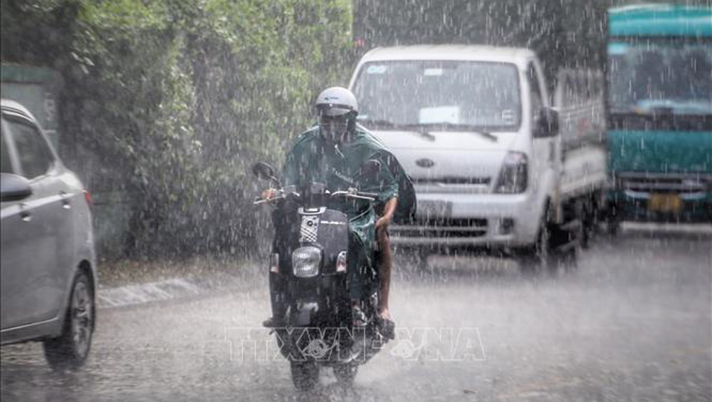 Thủ đô Hà Nội tiếp tục có mưa rào và dông 
