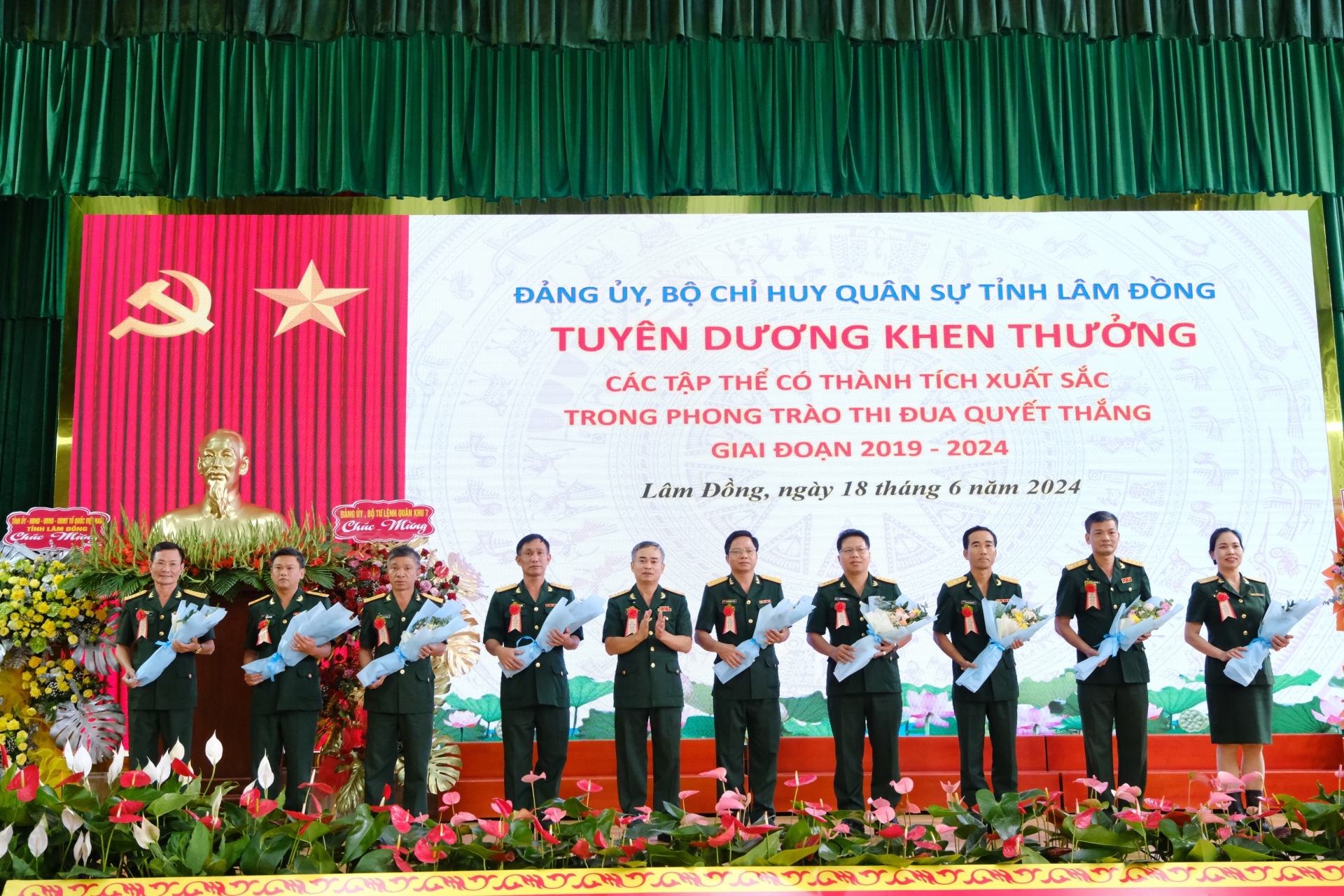 Đại tá Nguyễn Văn Sơn - Chính ủy Bộ CHQS tỉnh tặng hoa chúc mừng các tập thể, cá nhân được đề nghị Quân khu khen thưởng 