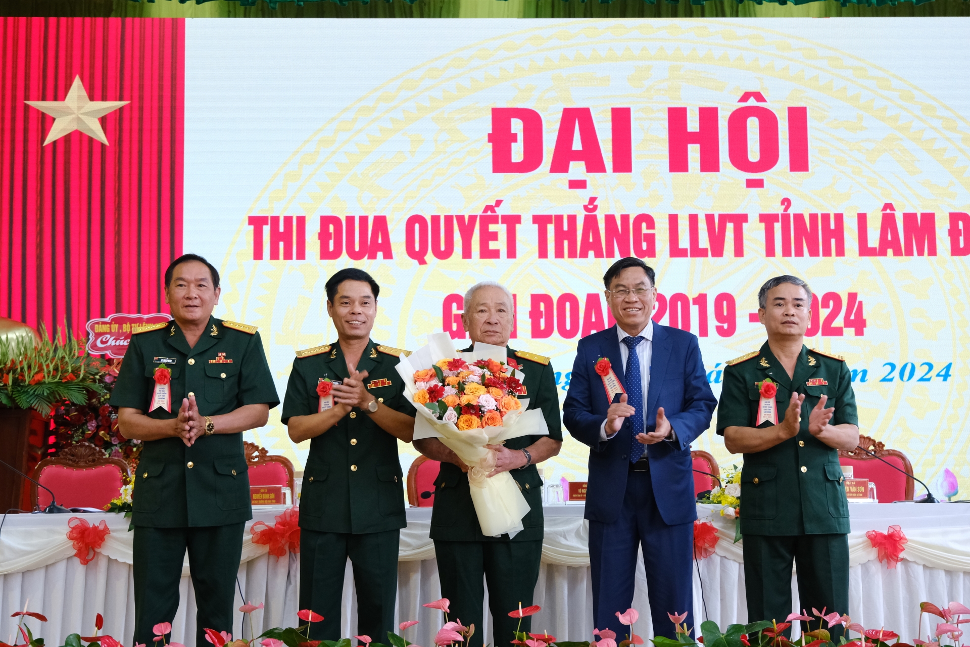 Thủ trưởng Bộ CHQS tỉnh tặng hoa Anh hùng LLVT Nhân dân Hoàng Đình Kiền 