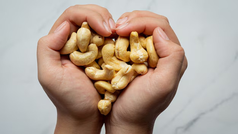 Cách đơn giản để phòng ngừa đột quỵ là ăn mỗi ngày một nhúm các loại hạt. Ảnh: Freepik