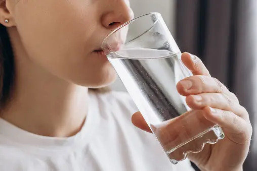 Uống nước vào buổi sáng rất quan trọng vì giúp cơ thể bù đắp lượng nước bị thiếu trong suốt cả đêm