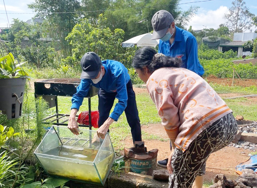 Đoàn viên, thanh niên phường Lộc Tiến (TP Bảo Lộc) tuyên truyền, hỗ trợ người dân xử lý các bể chứa nước để diệt lăng quăng/bọ gậy phòng chống sốt xuất huyết