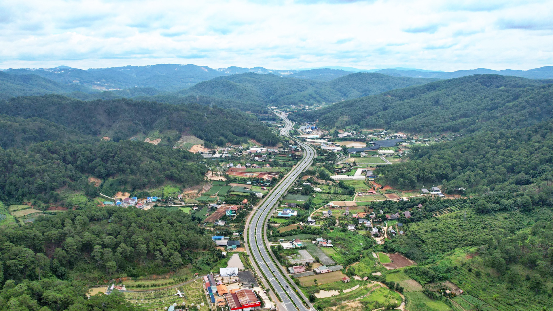 Tuyến cao tốc Tân Phú-Bảo Lộc dự kiến đi qua địa bàn 4 huyện, thành phố của tỉnh dự kiến có khoảng 5 triệu m3 đất dư thừa. 
Trong ảnh: Một đoạn tuyến cao tốc Liên Khương - Prenn