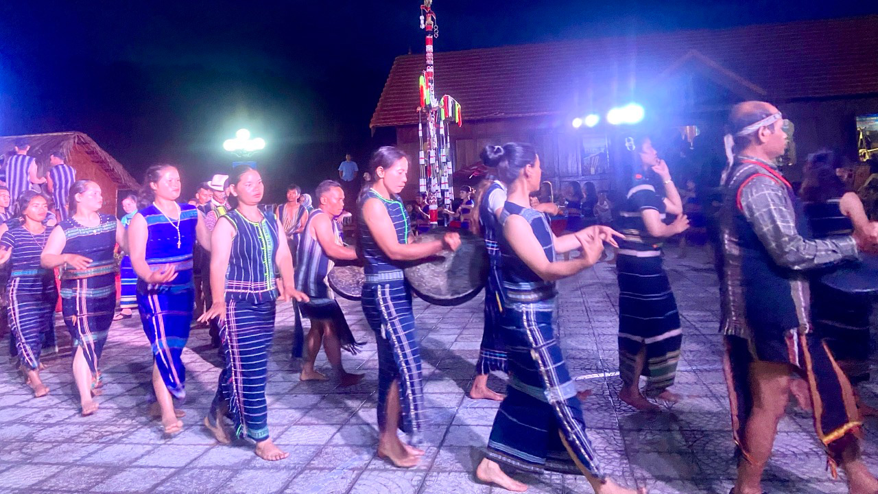 Biểu diễn, giao lưu văn hóa cồng chiêng của đồng bào dân tộc KHo huyện Lạc Dương