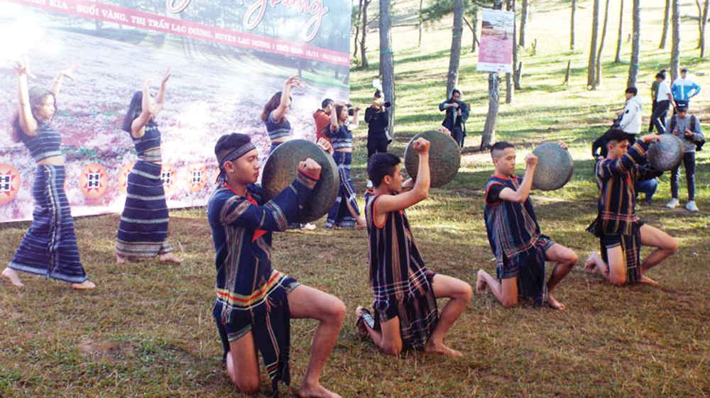 Đội cồng chiêng Lang Biang biểu diễn tại ngày hội cỏ hồng. Ảnh: Quỳnh Uyển