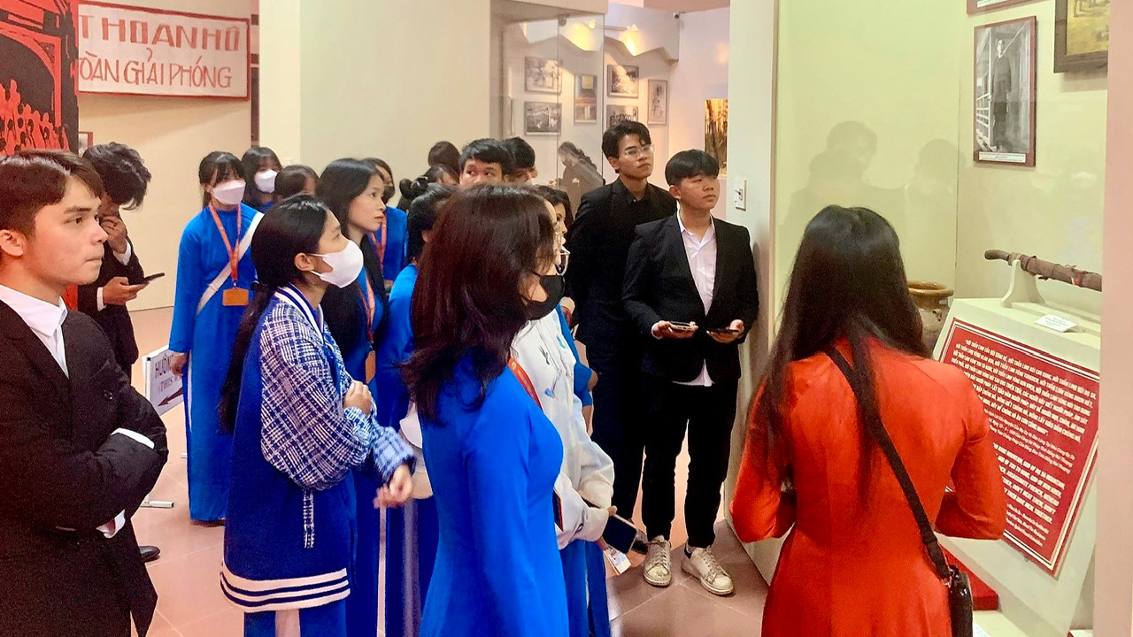 Bảo tàng Lâm Đồng giáo dục truyền thống cách mạng cho thế hệ trẻ qua công tác trưng bày tư liệu, hiện vật