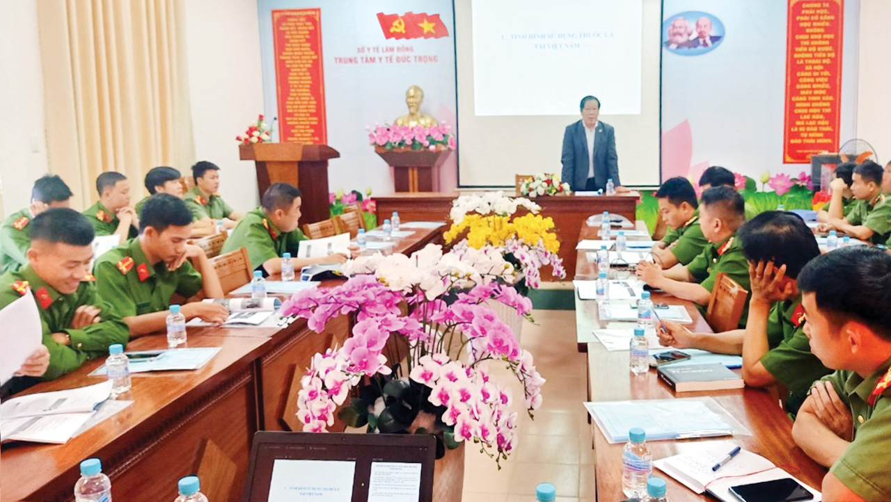 Trung tâm Kiểm soát bệnh tật Lâm Đồng tập huấn PCTH của thuốc lá
cho cán bộ công an tại huyện Bảo Lâm
