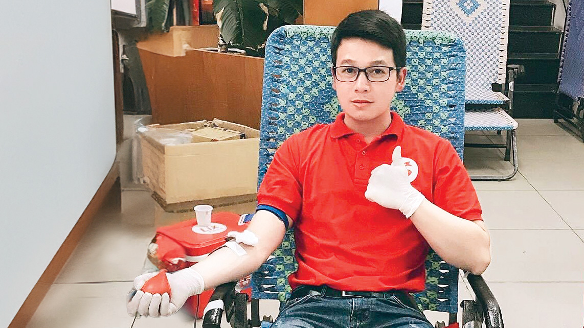 Với anh Cao Phạm Minh Sơn:
“Mỗi khi hiến máu thành công,
tôi thấy rất vui vì bản thân đã giúp ích cho những người cần máu