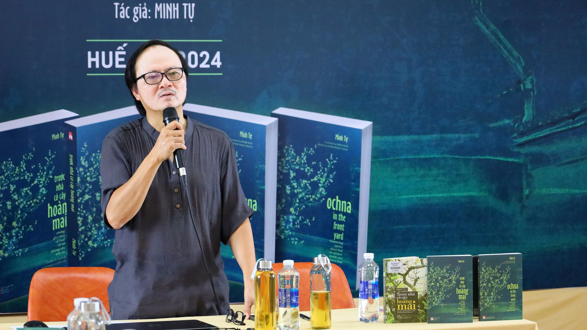 Nhà văn, nhà báo Minh Tự giới thiệu cuốn sách Trước nhà có cây hoàng mai tại Huế