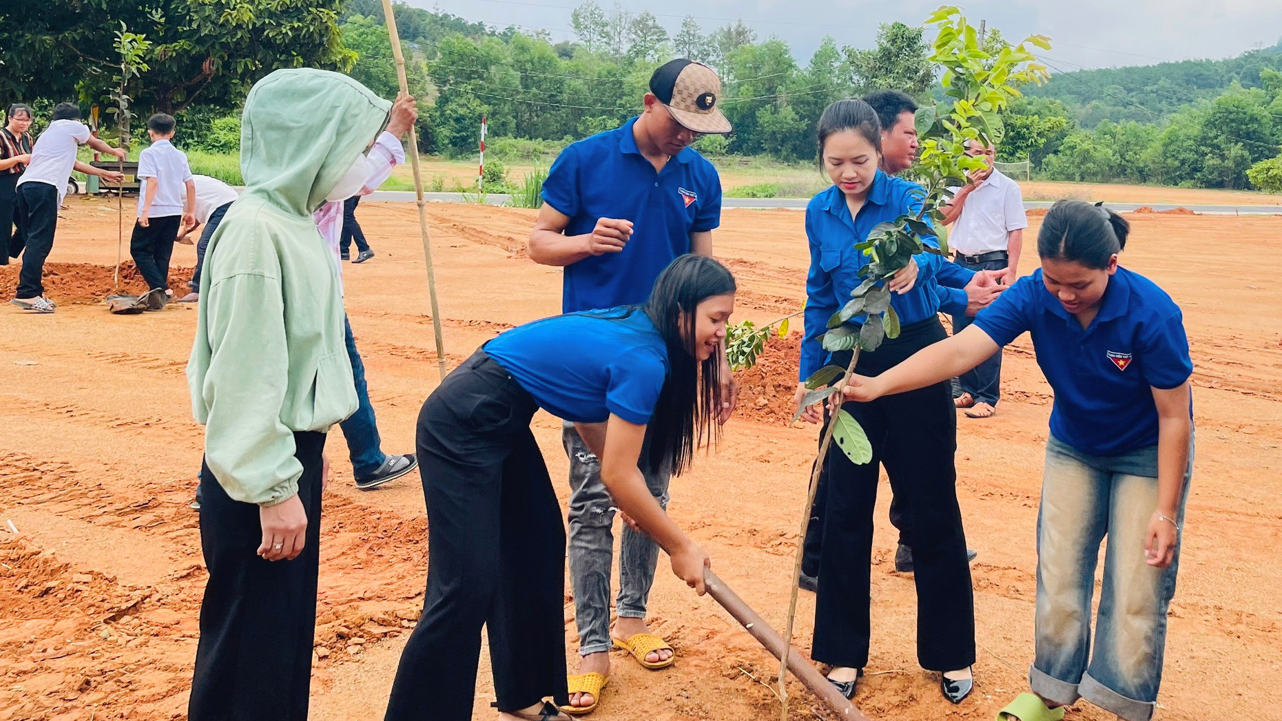 Đoàn viên, thanh niên địa phương tham gia trồng cây xanh