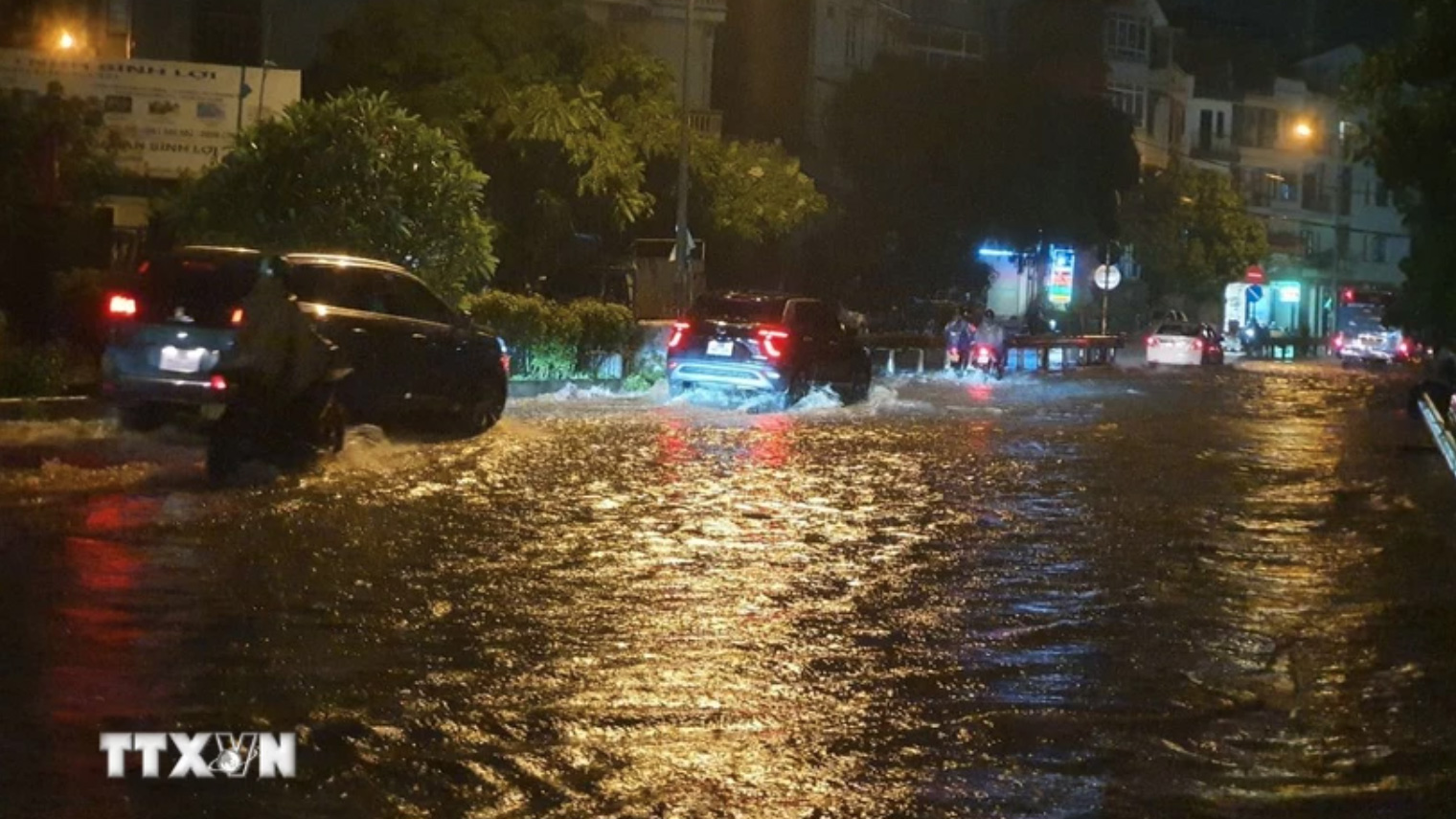 Mưa lớn gây ngập úng một số tuyến đường ở Hà Nội