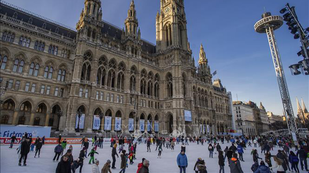 Người dân trượt băng trước Tòa thị chính tại Vienna, Áo