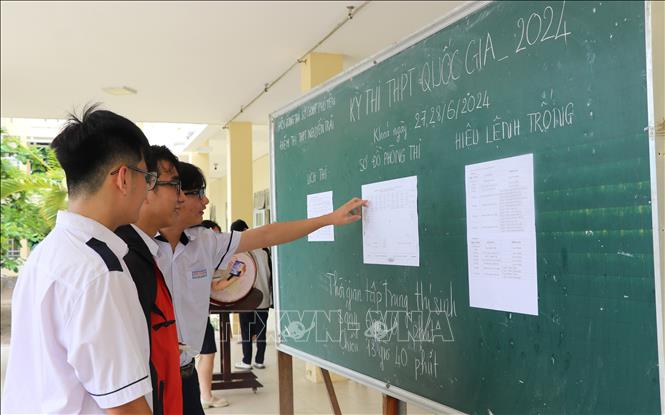 Thí sinh tại điểm thi trường THPT Nguyễn Trãi (thành phố Tuy Hòa) xem sơ đồ phòng thi