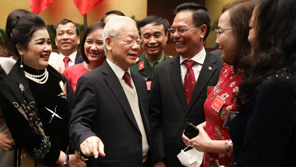 Tổng bí thư Nguyễn Phú Trọng trao đổi với các đại biểu dự  Hội nghị Văn hóa toàn quốc triển khai thực hiện Nghị quyết Đại hội XIII