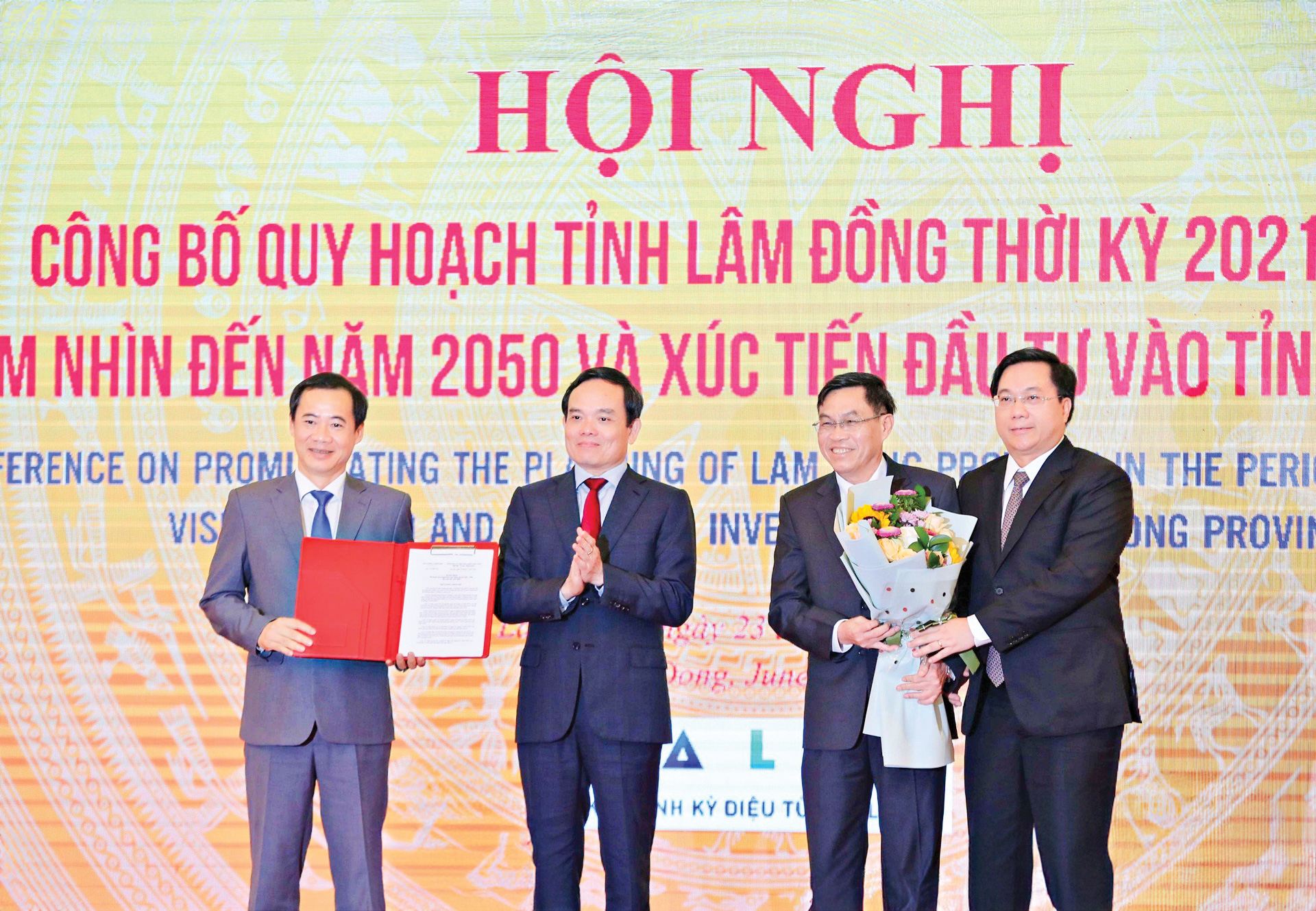 Đồng chí Trần Lưu Quang - Phó Thủ tướng Chính phủ trao quyết định quy hoạch cho lãnh đạo tỉnh Lâm Đồng