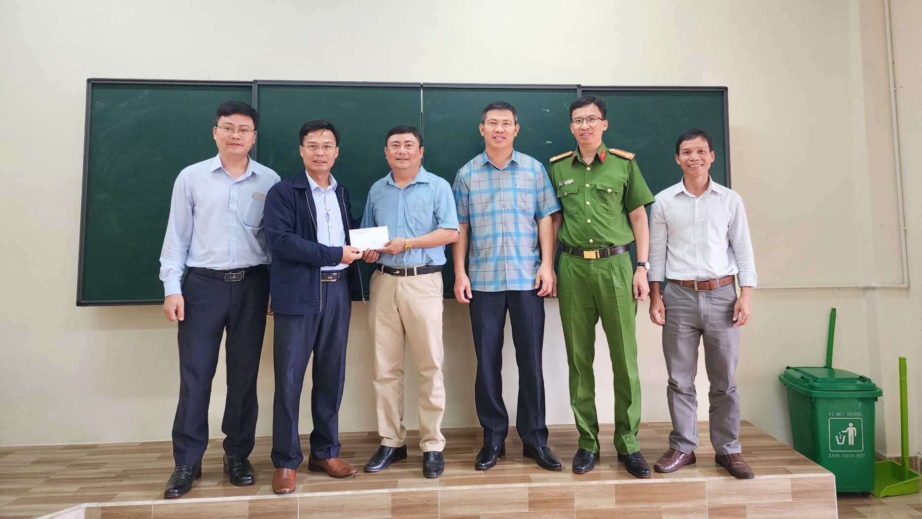 Trao kinh phi hỗ trợ điểm thi trường THPT Phan Bội Châu