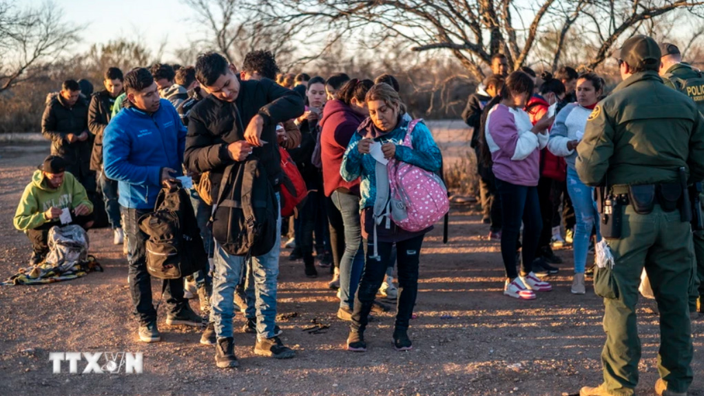 Lực lượng tuần tra biên giới kiểm tra giấy tờ của người di cư tại Eagle Pass, Texas, Mỹ, ngày 4/2/2024