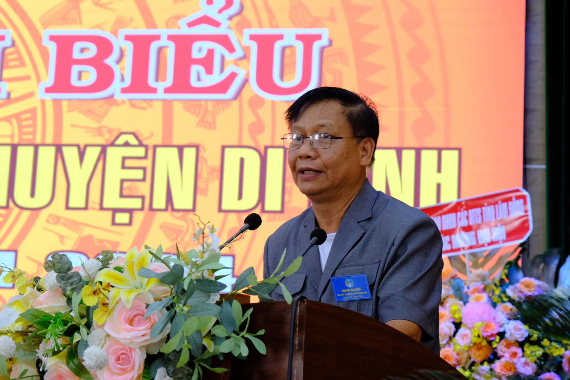 Đồng chí Dơ Woang Ya Gương - Phó Trưởng Ban Dân tộc tỉnh phát biểu chỉ đạo tại Đại hội