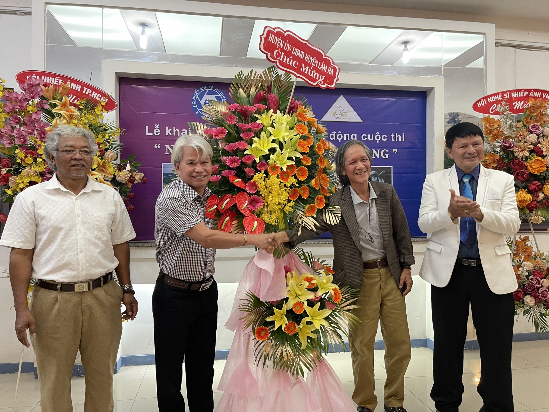 Huyện Lâm Hà tặng hoa tại buổi triễn lãm và phát động cuộc thi ảnh