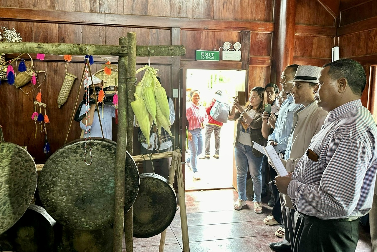 trưng bày các sản phẩm truyền thống của các dân tộc trên địa bàn huyện