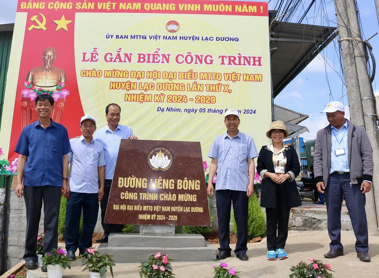 Ủy ban MTTQ Việt Nam huyện Lạc Dương gắn biển công trình chào mừng Đại hội đại biểu MT