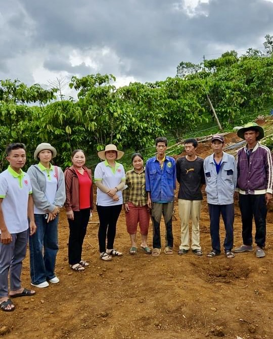 Chi hội An Lạc Hạnh cùng gia đình anh Nguyễn Sơn Lâm trong buổi khởi công xây dựng căn nhà được hỗ trợ