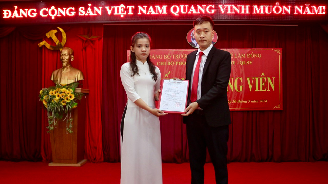 Đảng bộ Trường Cao đẳng Y tế Lâm Đồng kết nạp đảng viên đầu tiên năm 2024 là sinh viên